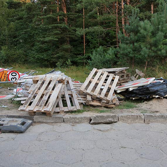 Syf i bałagan przy parkingu na Uzdrowiskowej. Czytelnik prosi o interwencję