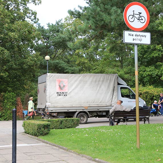 Czytelnik: Ciarwki-vany jed po promenadzie