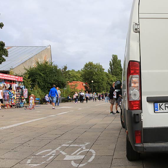 Czytelnik: Ciarwki-vany jed po promenadzie