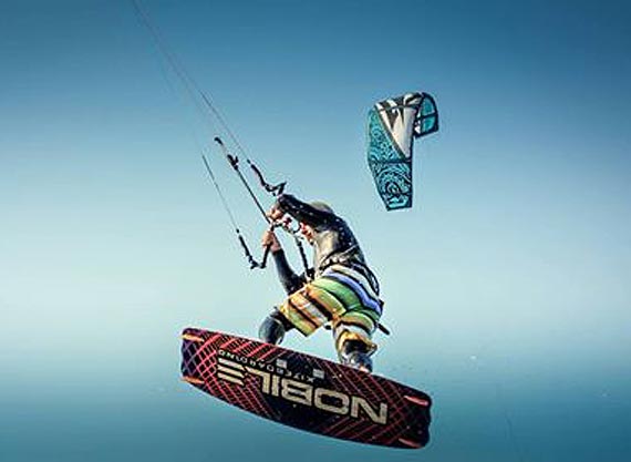 Deska do kitesurfingu ucieka wacicielowi. Moe kto pomoe j odnale? 