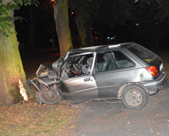 Kierowca forda uderzy w drzewo i uciek! Policja szuka sprawcy!