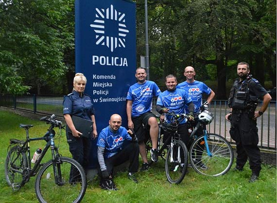 „Mundur na rowerach” - policjanci przejechali 600 km dla nienarodzonej Laury