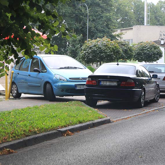 Nietypowa stuczka na Chopina. Kierowca citroena wyldowa na chodniku