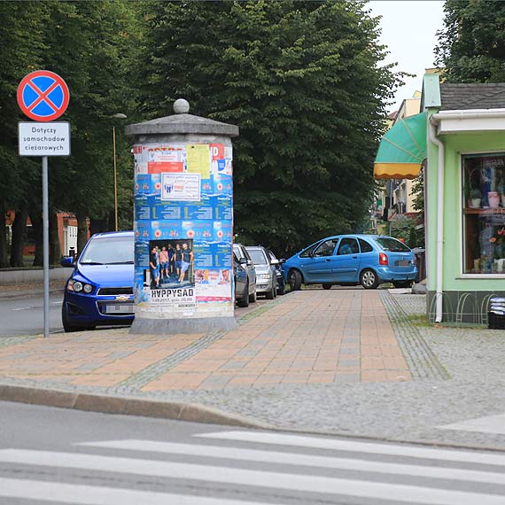 Nietypowa stuczka na Chopina. Kierowca citroena wyldowa na chodniku