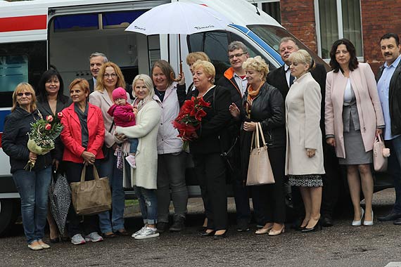 Nowe ambulanse dla winoujcia zostay publicznie zaprezentowane i powicone