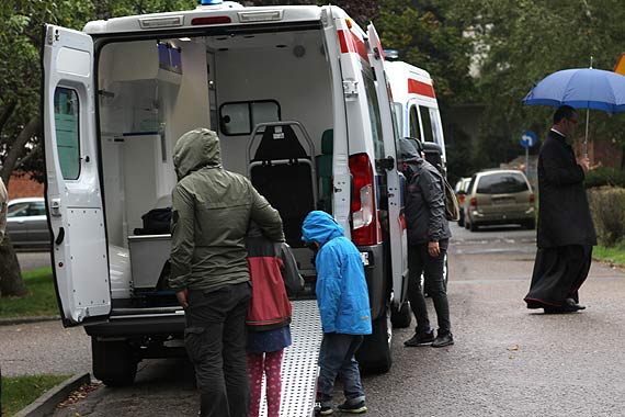 Nowe ambulanse dla winoujcia zostay publicznie zaprezentowane i powicone