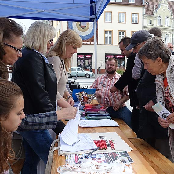 Czonkowie organizacji pozarzdowych i Gminnej Rady Dziaalnoci Poytku Publicznego spotkali si na Placu Wolnoci