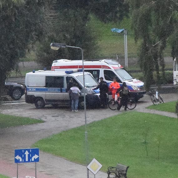 71-letni mczyzna lea na chodniku. Zosta zabrany przez ambulans