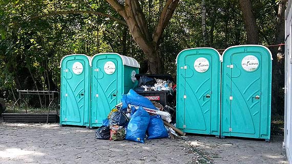 Czytelnik: Tak dba si o czysto. Obskurne toalety i worki na mieci na parkingu przy Wiatraku