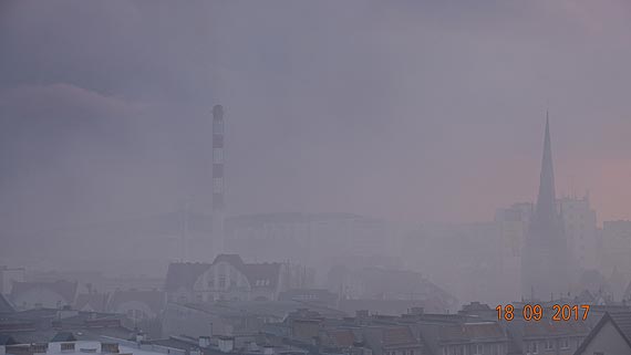 Mieszkaniec: W poniedziaek nad miastem rozpylono gaz bojowy? Przez gryzcy, nieprzyjemny dym nie mogem oddycha! Zobacz film!