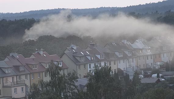 Zaczyna si palenie w piecach byle czym. Gryzcy dym zatruwa mieszkacw