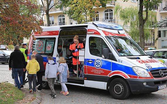 Dziewczynka wpada na mask samochodu! Ekspert lotniczy, Micha Fiszer nie upilnowa dziecka?