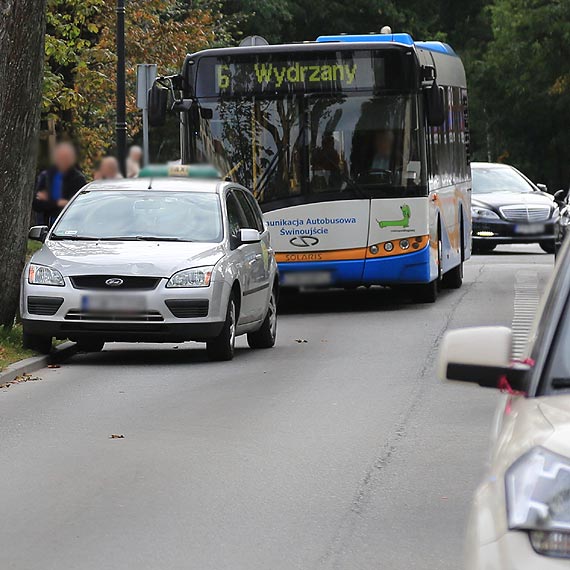 Dziewczynka wpada na mask samochodu! Ekspert lotniczy, Micha Fiszer nie upilnowa dziecka?