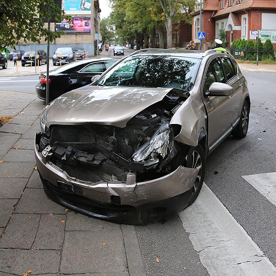 Kierowca nissana zajecha drog audi! Uderzenie, byo tak silne, e suv obrci si prawie o 180 stopni! 