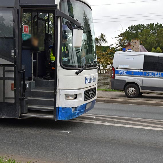 wiadkowie: Pieszy wyszed prosto pod nadjedajcy autobus