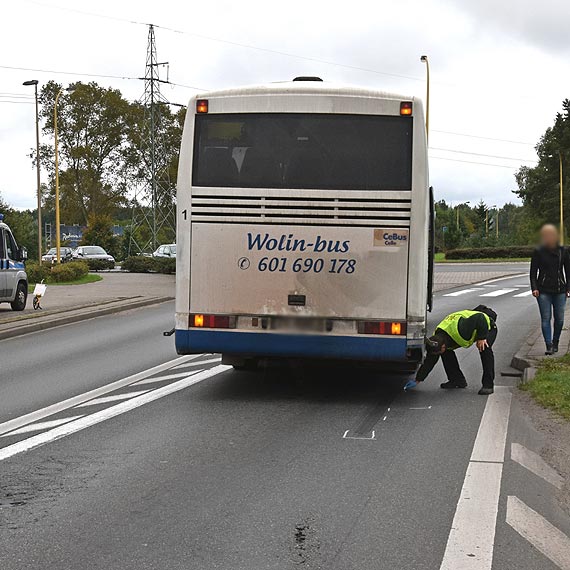 wiadkowie: Pieszy wyszed prosto pod nadjedajcy autobus