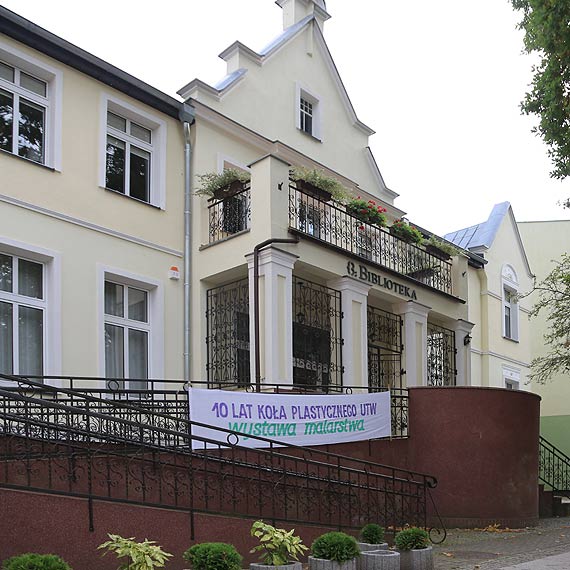 Czytelnik: Czy w Miejskiej Bibliotece Publicznej panuje cenzura? Nie ma ani jednej ksiki o Angeli Merkel i Gerhardzie Schrderze!