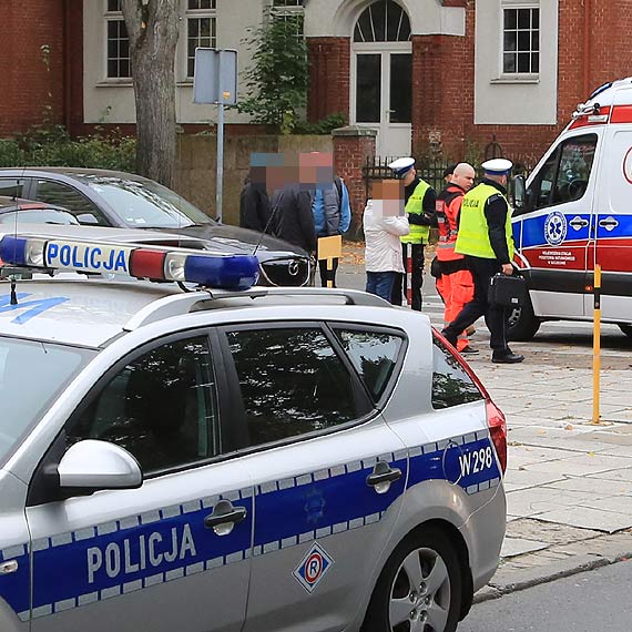 Rowerzysta potrącił kobietę przed przejściem dla pieszych! Poszkodowana straciła przytomność!