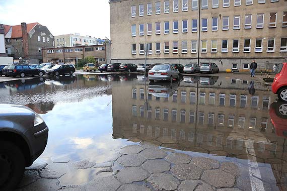    Na parking najlepiej amfibi - miejsce za przychodni wci zalane