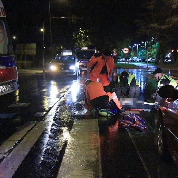 Szokujcy widok potrconego czowieka, leccego nad skrzyowaniem