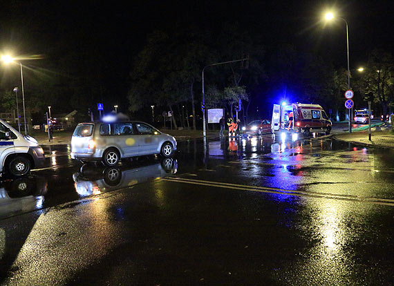 Szokujcy widok potrconego czowieka, leccego nad skrzyowaniem