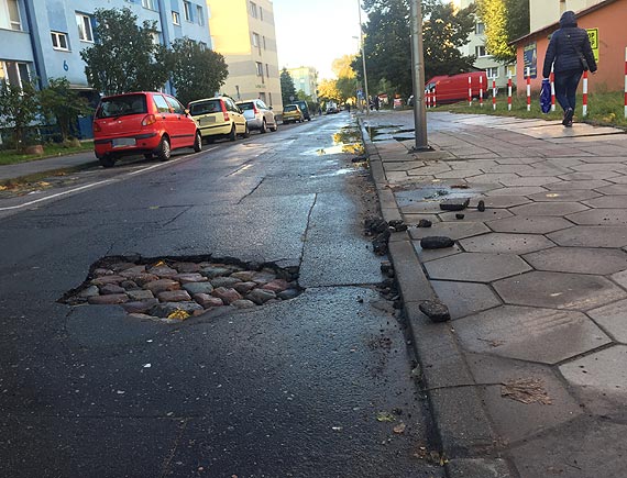 Kierowcy, uważajcie - w jezdni czyha wielka dziura!