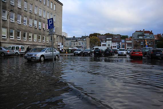 Rzecznik na temat zalanego parkingu: Zdarza si, e studzienki chonne nie nadaj z odbiorem wody