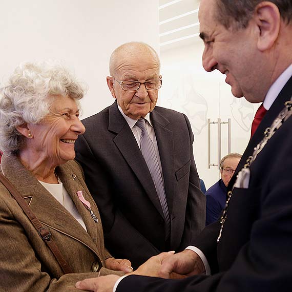Co najmniej stu lat w zdrowiu i szczciu. 6 par obchodzio jubileusz poycia maeskiego    