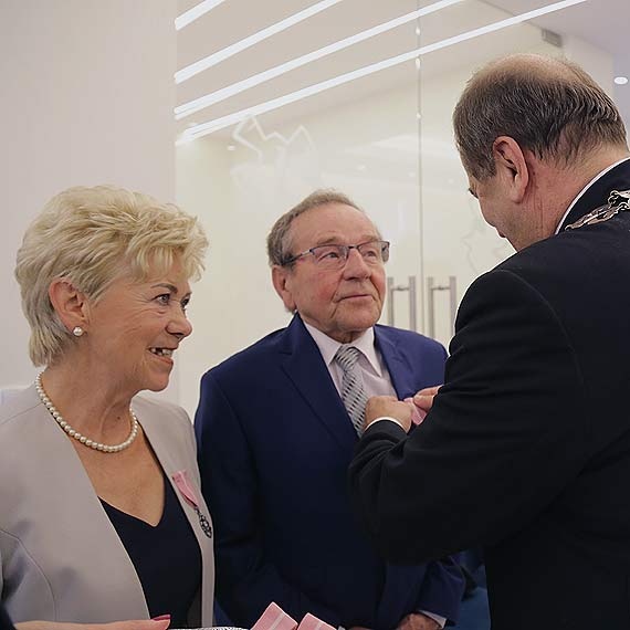 Co najmniej stu lat w zdrowiu i szczciu. 6 par obchodzio jubileusz poycia maeskiego    