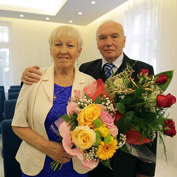 Co najmniej stu lat w zdrowiu i szczciu. 6 par obchodzio jubileusz poycia maeskiego    
