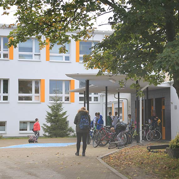 Czytelniczka: Przy szkole nr 4 przydałyby się stojaki na rowery oraz odpowiednia szatnia dla młodszych uczniów