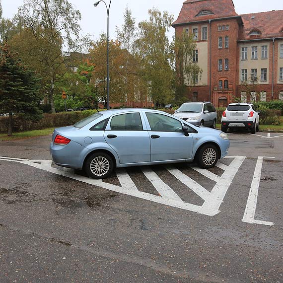 Czytelnik: Tak parkuje dziaaczka PiS-u. Dobrej zmianie wolno wicej?