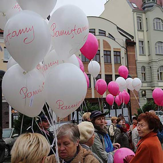 W najblisz niedziel, rowo – biao - zielone niebo nad placem Wolnoci