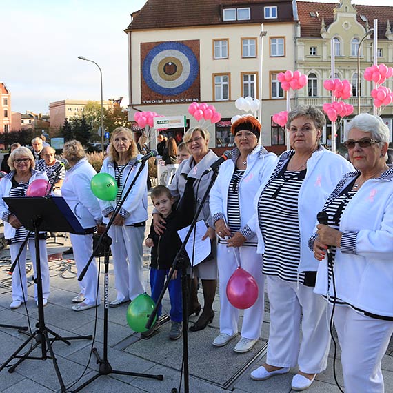 Oglnopolski Miesic walki z rakiem winoujskie Amazonki witoway na Placu Wolnoci 