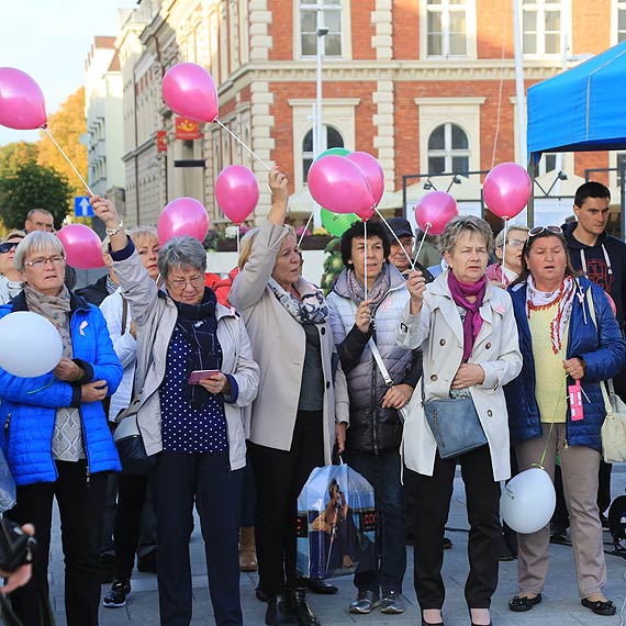 Oglnopolski Miesic walki z rakiem winoujskie Amazonki witoway na Placu Wolnoci 