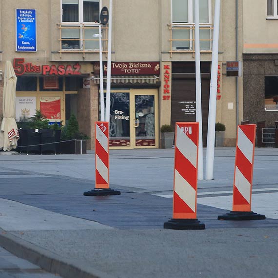 Jak dugo jeszcze Plac Wolnoci bd zdobi supki? Miasto czeka na dostaw nowych desek... 