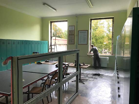 Szkolne korytarze ”Mieszka” zamieniy si w plac budowy. Uczniowie liceum maj do