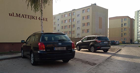 Nowe parkingi kosztem chodnikw? Samochody waniejsze od pieszych...