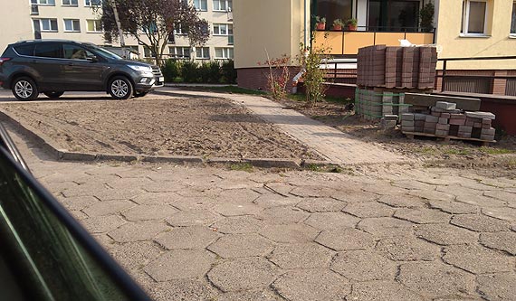 Nowe parkingi kosztem chodników? Samochody ważniejsze od pieszych...