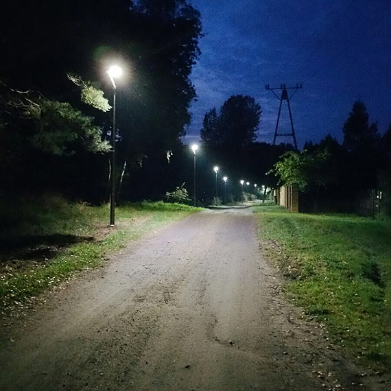 Latarnie rzsicie owietlaj poln drog