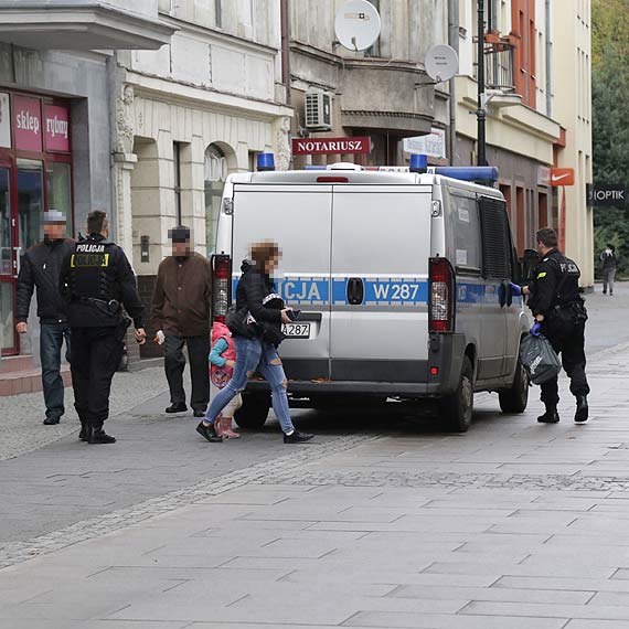 Bezpaski plecak pozostawiony przed bankiem postawi na nogi policjantw! Wiemy, co znajdowao si w rodku