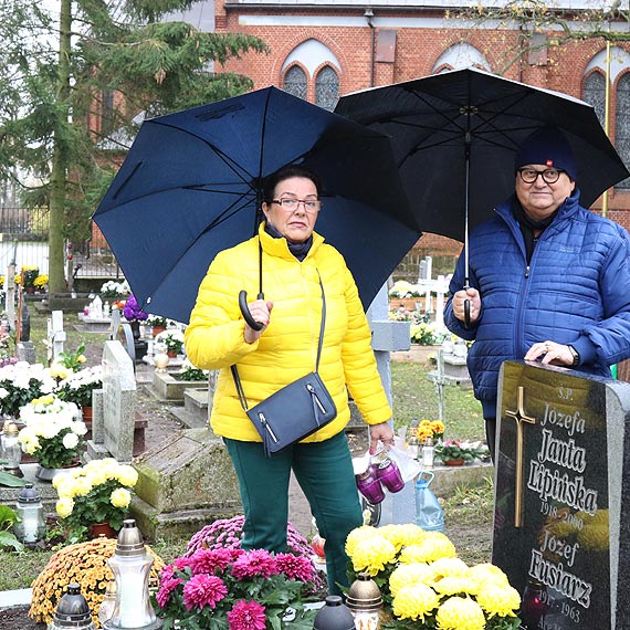 Wszystkich witych – winoujcianie odwiedzaj groby bliskich na prawo i lewobrzeu