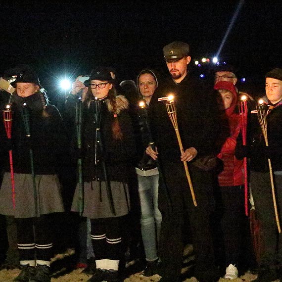 Marynarskie zaduszki. Arcybiskup Andrzej Dziga stan na jesiennym brzegu w winoujciu