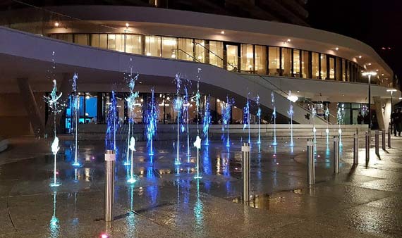 Kolorowy zawrt gowy na promenadzie. Zastosowane w nowej fontannie reflektory LED umoliwiaj zmian wiata w zakresie a 16 milionw kolorw! 