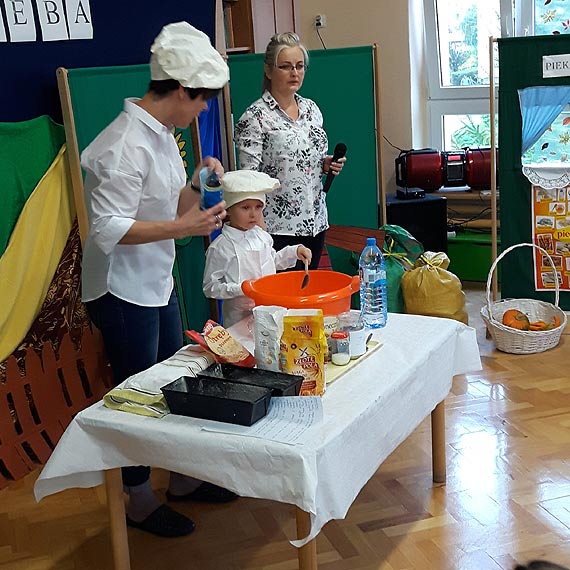 „Od ziarenka do bochenka” - Święto Chleba w przedszkolu nr 5