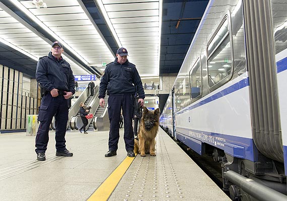 Wyszkoleni funkcjonariusze SOK zwiksz bezpieczestwo podrnych