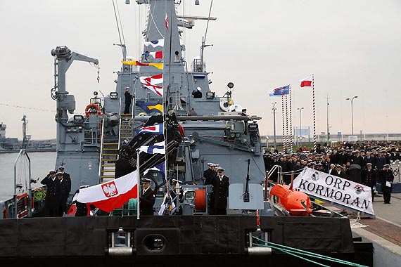 Uroczystość pierwszego podniesienia bandery MW na ORP Kormoran