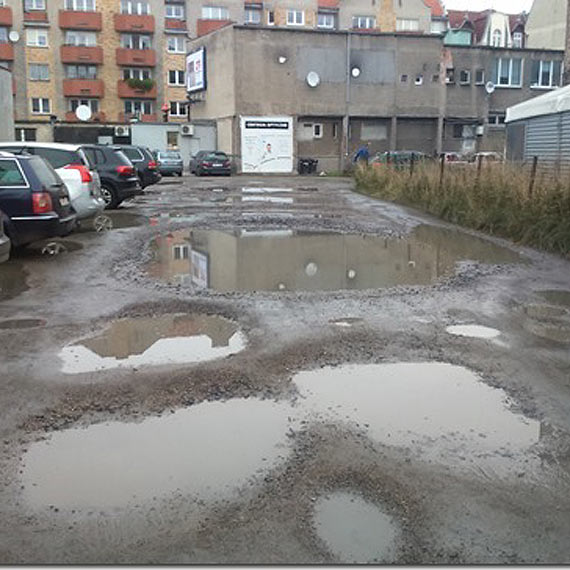 Bajoro pene dziur i bota - taki wjazd w centrum miasta