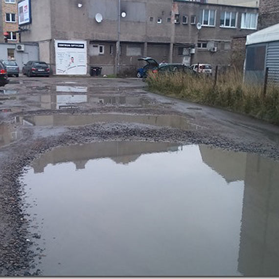 Bajoro pełne dziur i błota - taki wjazd w centrum miasta