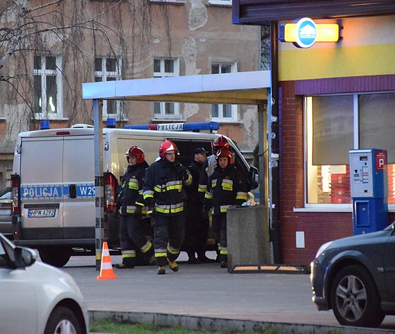 Pierwsza ofiara wychodzenia? mier bezdomnego przed sklepem Biedronka